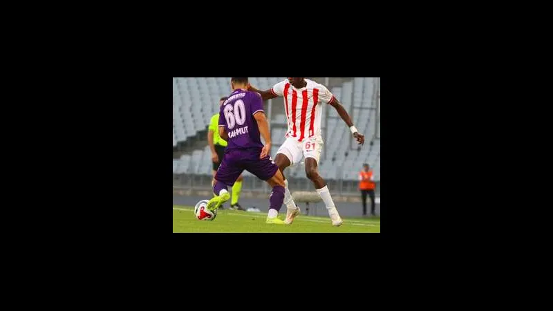 Cầu thủ của Boluspor tấn công khung thành của Erzurumspor trong trận đấu Cầu thủ của Boluspor tấn công khung thành của Erzurumspor trong trận đấu